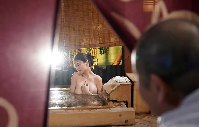 Người tình của con trai bị bố gã chồng nhìn trộm khi đang tắm rồi đụ đến mang thai